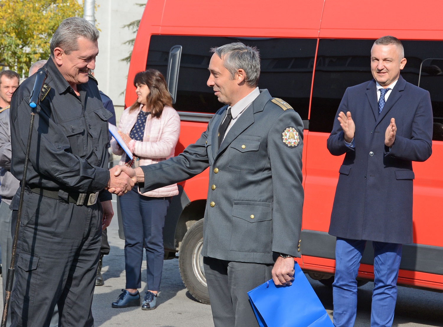 Наградиха варненския пожарникар, спасил пътници в пламналия влак (СНИМКИ)